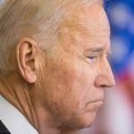 Biden riporterekkel beszélgetett, majd eltűnt a dzsungelben + VIDEÓ