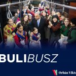 Bulibuszra szállt Orbán, mindenki táncra perdült körülötte + VIDEÓ