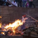 Máglyán, hamvasztása előtt tért magához egy ember